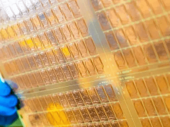 传AMD跟进玻璃基板，预计2025年开发出相关芯片
