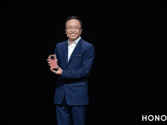 荣耀CEO赵明：Magic V3首次支持卫星通讯，“三折叠手机”是否商业化有待考量